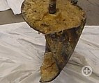 Mittels einer Kupplung wird der Injektionspacker mit der Schlauchleitung verbunden und Kunstharz unter Druck in den Boden gepresst.