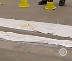 Ein Packer nach dem anderen wird an die Schlauchleitung angeschlossen und die darunter liegenden Hohlräume werden ausgegossen.